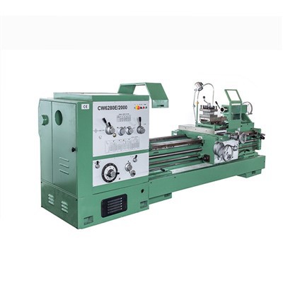 Jaki jest mechanizm zmiany posuwu w dużej tokarce?